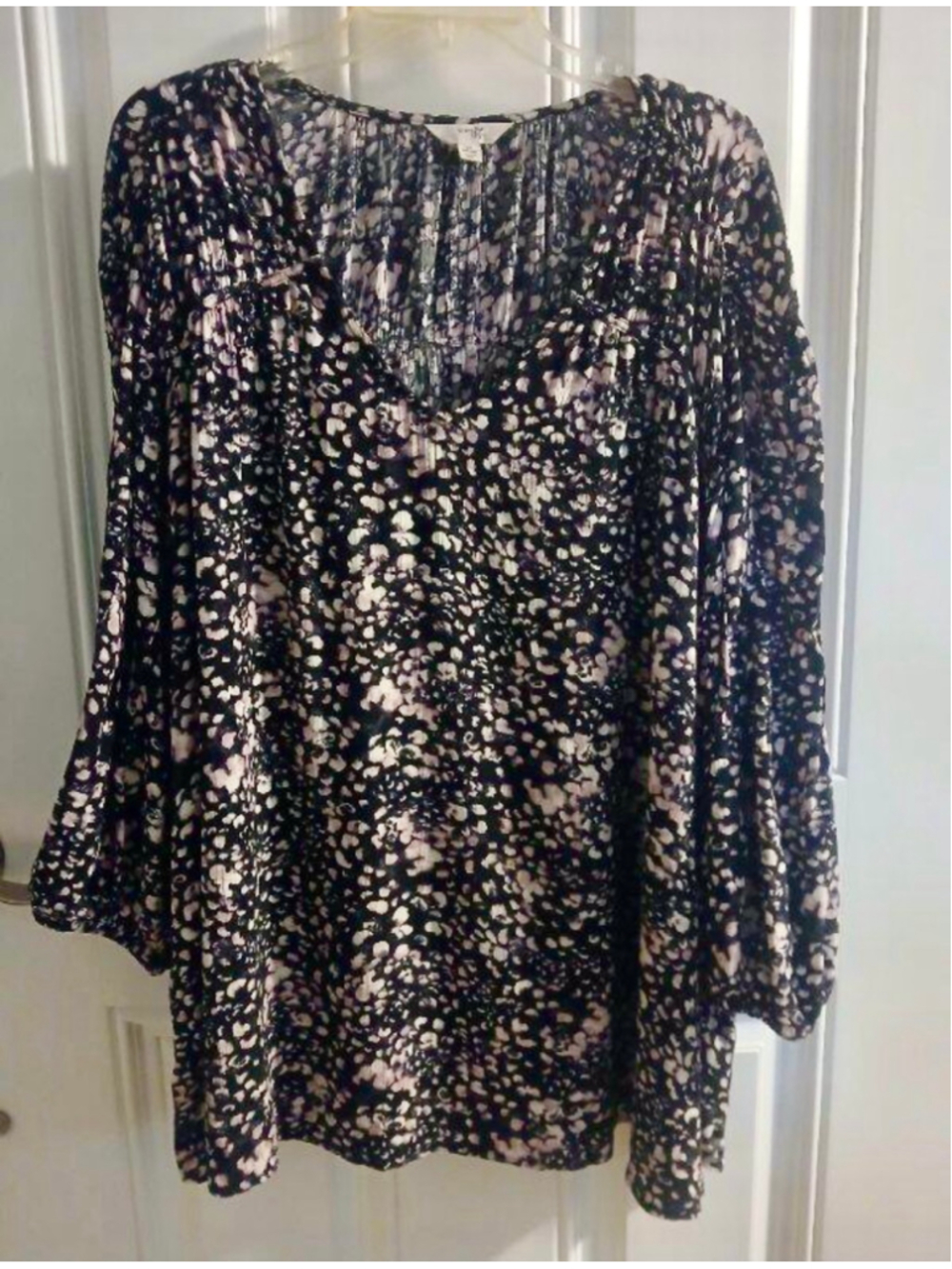 Women's Terra & Sky Plus 2X Black White Floral V-Neck Blouse - Picture 9 of 10